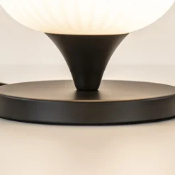 Mat witte tafellamp met zwarte voet