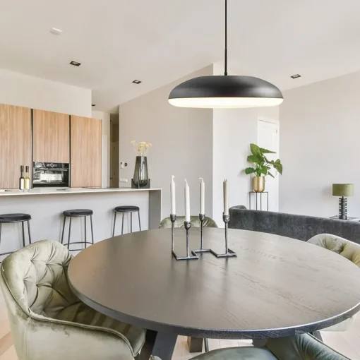 Mat zwarte hanglamp koepel met witte kap