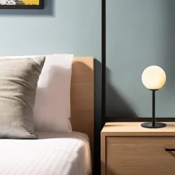 Mat zwarte tafellamp met witte glazen bol