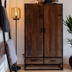 Mat zwarte vloerlamp met ruwe houten kap