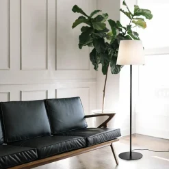 Mat zwarte vloerlamp met opaal glazen kap