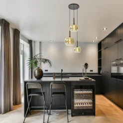 Ronde hanglamp zwart/goud met amber glas