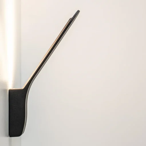 Strakke design LED buitenlamp zwart wand