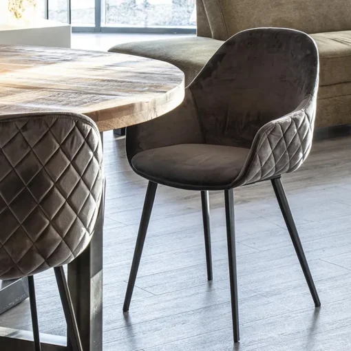 Trendy armstoel velvet grey met zwart metalen poot
